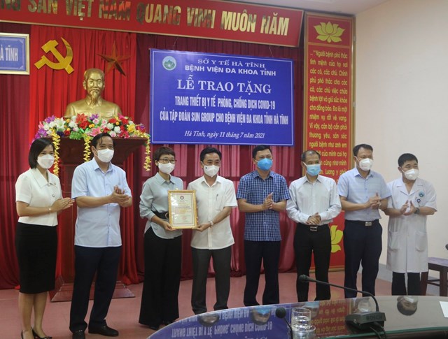 Ph&oacute; B&iacute; thư Thường trực Tỉnh ủy H&agrave; Tĩnh Trần Thế Dũng trao tặng chứng nhận &ldquo;Tấm l&ograve;ng nh&acirc;n &aacute;i&rdquo; cho đại diện Sun Group.
