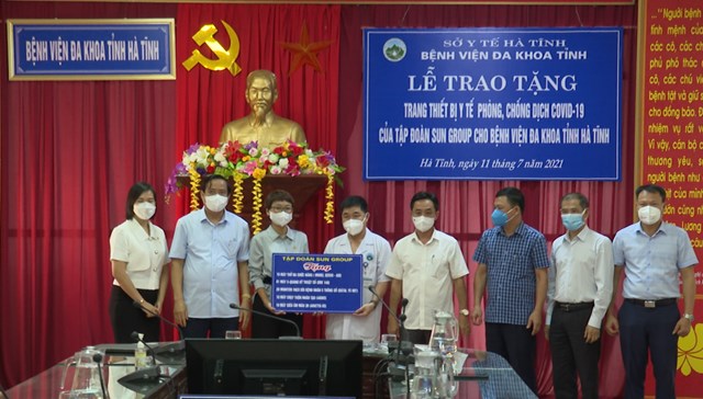 Lễ trao tặng trang thiết bị y tế ph&ograve;ng chống dịch Covid-19 của Sun Group cho BVĐK H&agrave; Tĩnh.
