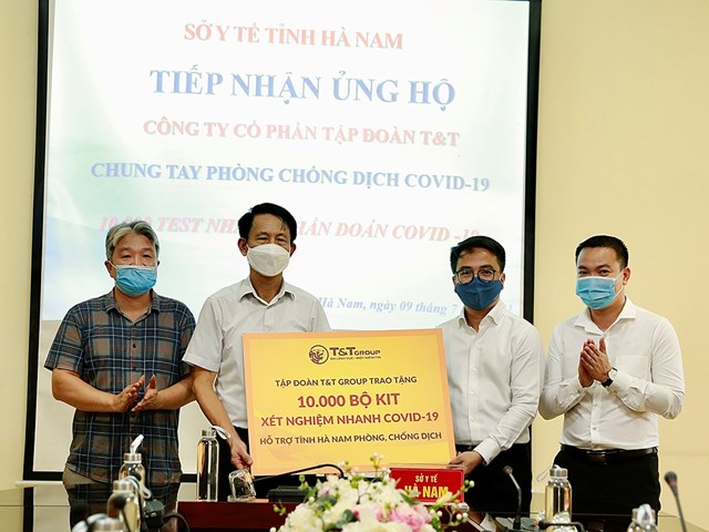 &Ocirc;ng Trần Viết Huệ, Ph&oacute; Gi&aacute;m đốc Sở Y tế, đại diện Ban Chỉ đạo ph&ograve;ng chống dịch Covid-19 tỉnh H&agrave; Nam tiếp nhận 10.000 bộ kit x&eacute;t nghiệm nhanh Covid-19 do Tập đo&agrave;n T&amp;T Group trao tặng.