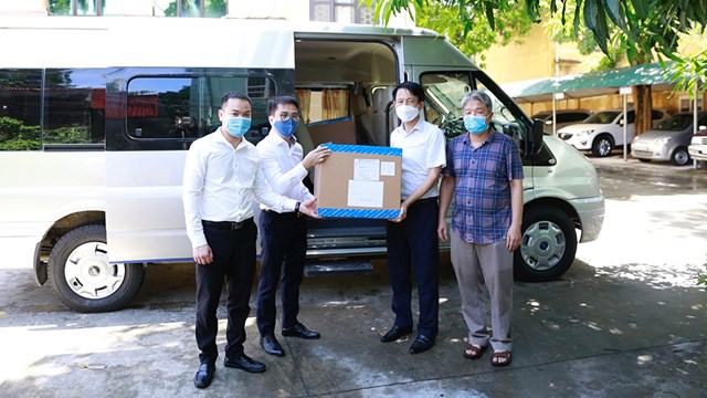 &Ocirc;ng Trần Viết Huệ, Ph&oacute; Gi&aacute;m đốc Sở Y tế, đại diện Ban Chỉ đạo ph&ograve;ng chống dịch Covid-19 tỉnh H&agrave; Nam tiếp nhận 10.000 bộ kit x&eacute;t nghiệm nhanh Covid-19 do Tập đo&agrave;n T&amp;T Group trao tặng