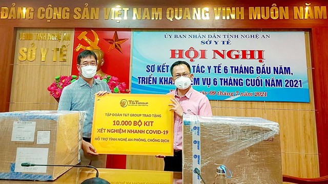 Đại diện Tập đo&agrave;n T&amp;T Group trao tặng 10.000 bộ kit x&eacute;t nghiệm nhanh Covid-19 hỗ trợ tỉnh Nghệ An ph&ograve;ng, chống dịch.