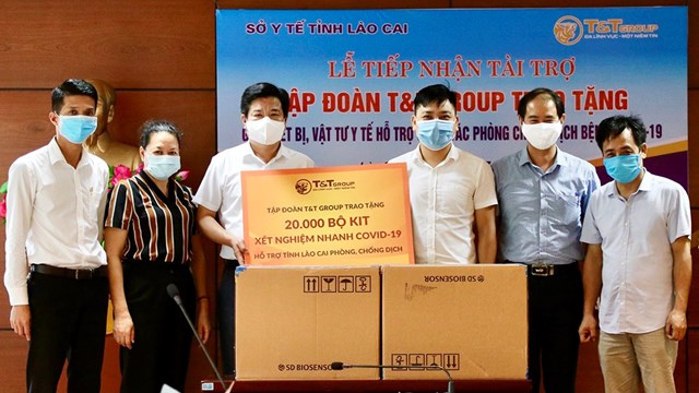 Ảnh 4: Đại diện Trung t&acirc;m kiểm so&aacute;t bệnh tật tỉnh L&agrave;o Cai tiếp nhận 20.000 bộ kit x&eacute;t nghiệm nhanh Covid-19 do Tập đo&agrave;n T&amp;T Group trao tặng.