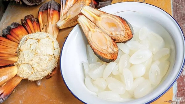 Cơm dừa nước&nbsp;m&agrave;u trắng đục, mềm dẻo, vị ngọt nhẹ.