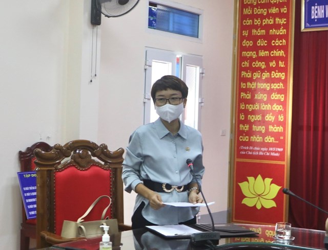 B&agrave; Mai Th&uacute;y Hằng - TGĐ Sun Group V&ugrave;ng thủ đ&ocirc; (Sun Group) ph&aacute;t biểu tại Lễ trao tặng trang thiết bị y tế ph&ograve;ng chống dịch Covid-19 của Sun Group cho BVĐK H&agrave; Tĩnh.