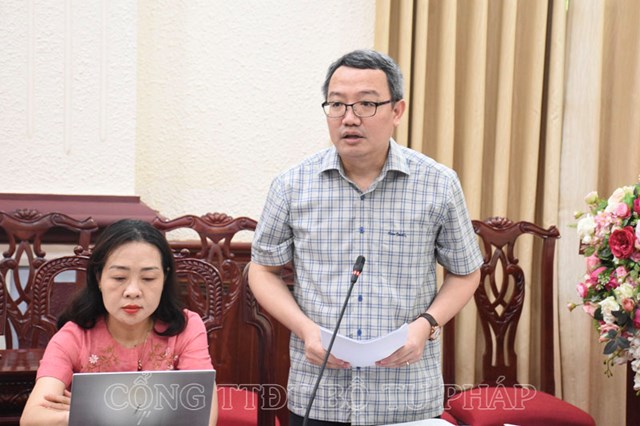 Cục trưởng Cục Kiểm tra văn bản quy phạm ph&aacute;p luật Hồ Quang Huy b&aacute;o c&aacute;o tại cuộc họp.&nbsp;
