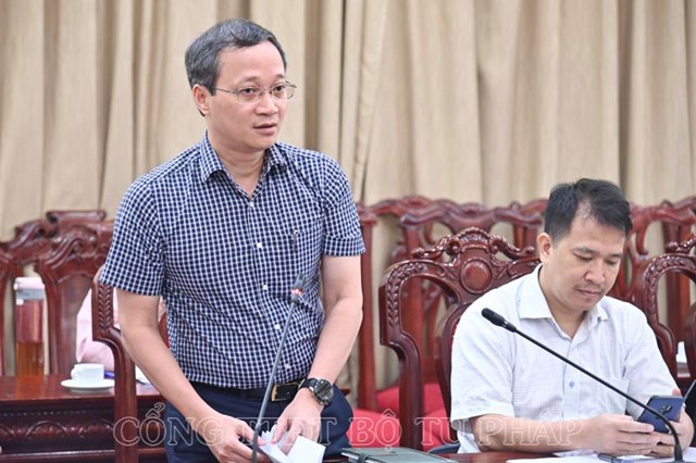 Đại diện c&aacute;c Bộ, ng&agrave;nh li&ecirc;n quan ph&aacute;t biểu cho &yacute; kiến tại cuộc họp.