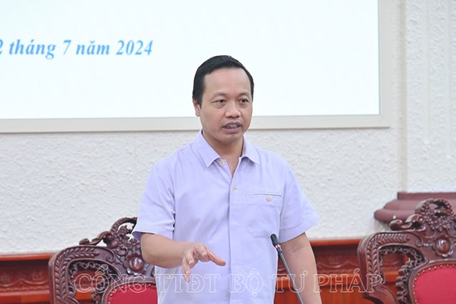 Thứ trưởng Bộ Tư ph&aacute;p Trần Tiến Dũng ph&aacute;t biểu kết luận cuộc họp.