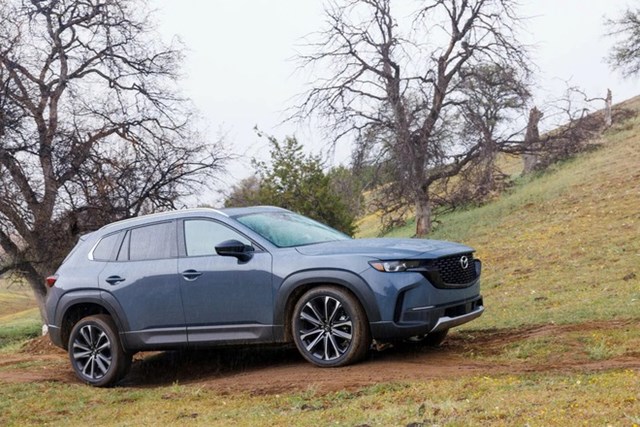 Mazda CX-50 2025 ra mắt: Th&#234;m bản hybrid, m&#225;y mượn Toyota nhưng sửa lại hết, CX-5, CX-3 tại Việt Nam c&#243; cơ hội điện h&#243;a - Ảnh 1