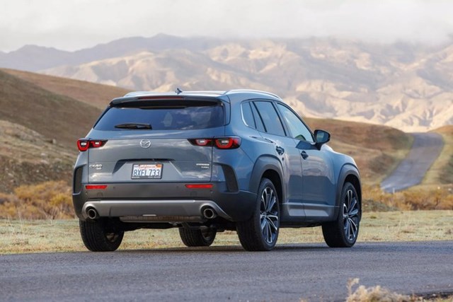 Thiết kế Mazda CX-50 2025 n&oacute;i chung v&agrave; bản hybrid n&oacute;i ri&ecirc;ng kh&ocirc;ng kh&aacute;c mấy so với phi&ecirc;n bản cũ. Ảnh: Mazda