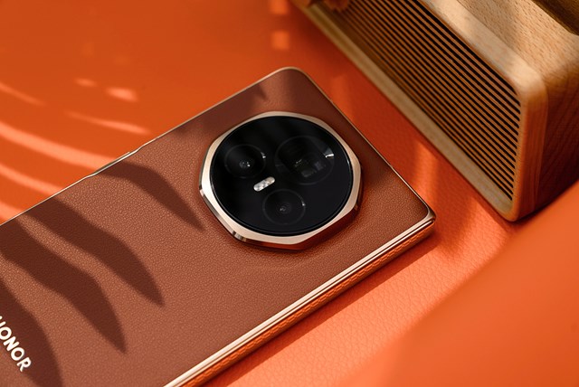 Cận cảnh chiếc smartphone gập mỏng nhẹ nhất thế giới, tới Galaxy Z Fold6 cũng phải &quot;ch&#224;o thua&quot; - Ảnh 18