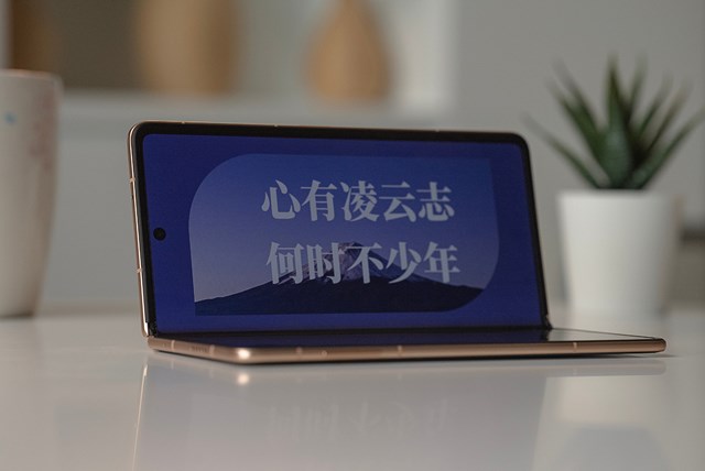 Cận cảnh chiếc smartphone gập mỏng nhẹ nhất thế giới, tới Galaxy Z Fold6 cũng phải &quot;ch&#224;o thua&quot; - Ảnh 19
