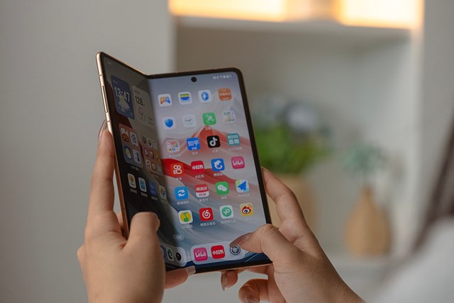 Cận cảnh chiếc smartphone gập mỏng nhẹ nhất thế giới, tới Galaxy Z Fold6 cũng phải &quot;ch&#224;o thua&quot; - Ảnh 20