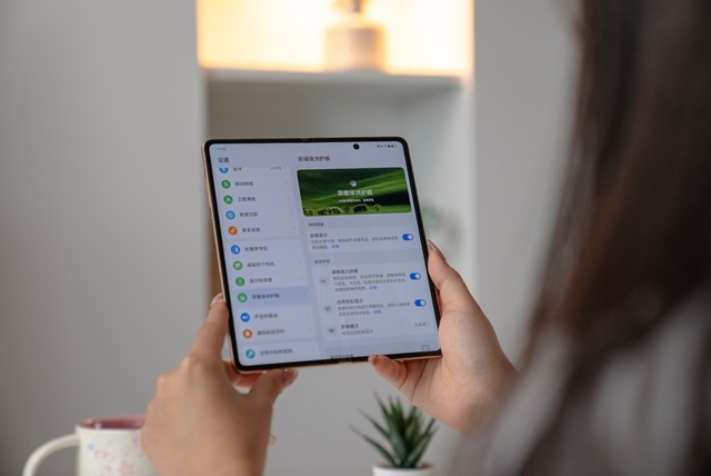 Cận cảnh chiếc smartphone gập mỏng nhẹ nhất thế giới, tới Galaxy Z Fold6 cũng phải &quot;ch&#224;o thua&quot; - Ảnh 21