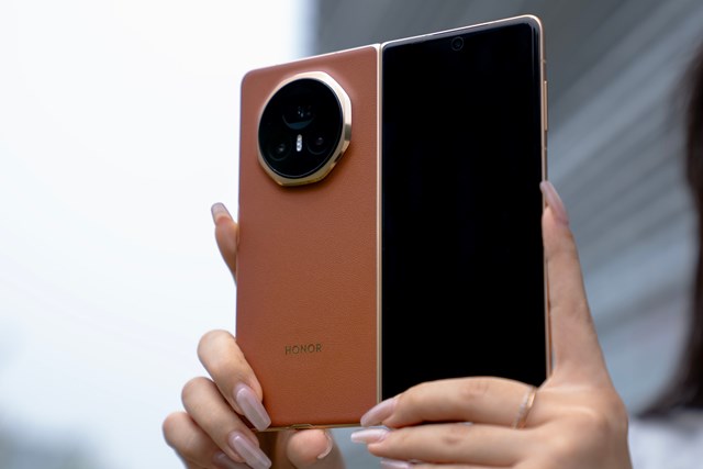 Cận cảnh chiếc smartphone gập mỏng nhẹ nhất thế giới, tới Galaxy Z Fold6 cũng phải &quot;ch&#224;o thua&quot; - Ảnh 22