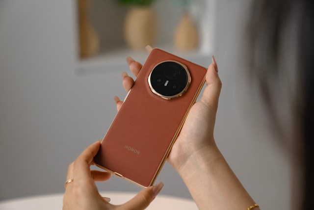 Cận cảnh chiếc smartphone gập mỏng nhẹ nhất thế giới, tới Galaxy Z Fold6 cũng phải &quot;ch&#224;o thua&quot; - Ảnh 24
