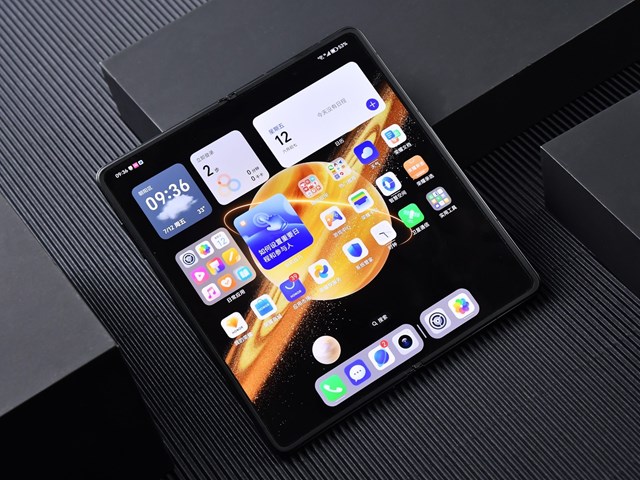 Cận cảnh chiếc smartphone gập mỏng nhẹ nhất thế giới, tới Galaxy Z Fold6 cũng phải &quot;ch&#224;o thua&quot; - Ảnh 7