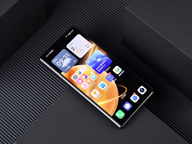 Cận cảnh chiếc smartphone gập mỏng nhẹ nhất thế giới, tới Galaxy Z Fold6 cũng phải &quot;ch&#224;o thua&quot; - Ảnh 5