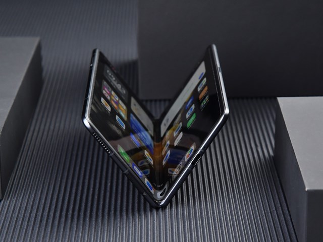 Cận cảnh chiếc smartphone gập mỏng nhẹ nhất thế giới, tới Galaxy Z Fold6 cũng phải &quot;ch&#224;o thua&quot; - Ảnh 9