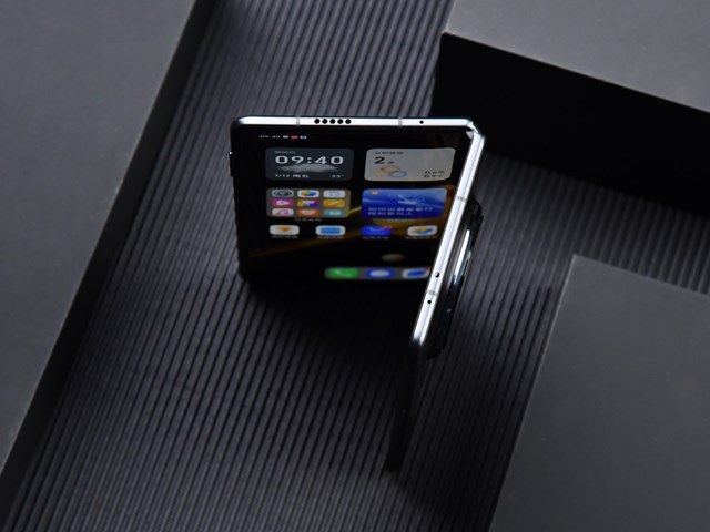 Cận cảnh chiếc smartphone gập mỏng nhẹ nhất thế giới, tới Galaxy Z Fold6 cũng phải &quot;ch&#224;o thua&quot; - Ảnh 3