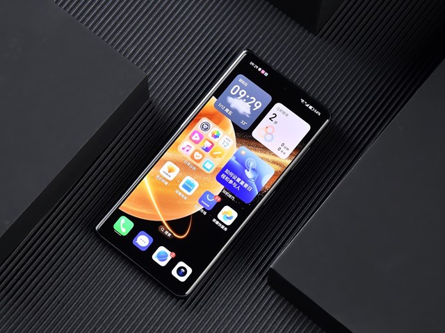 Cận cảnh chiếc smartphone gập mỏng nhẹ nhất thế giới, tới Galaxy Z Fold6 cũng phải &quot;ch&#224;o thua&quot; - Ảnh 6