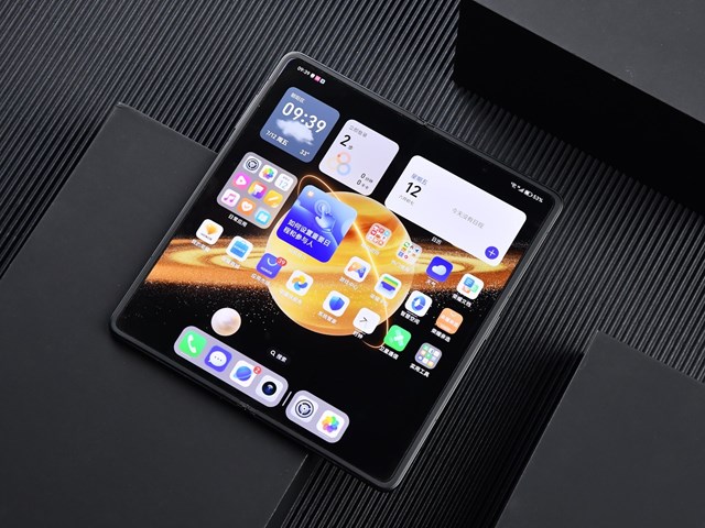 Cận cảnh chiếc smartphone gập mỏng nhẹ nhất thế giới, tới Galaxy Z Fold6 cũng phải &quot;ch&#224;o thua&quot; - Ảnh 4