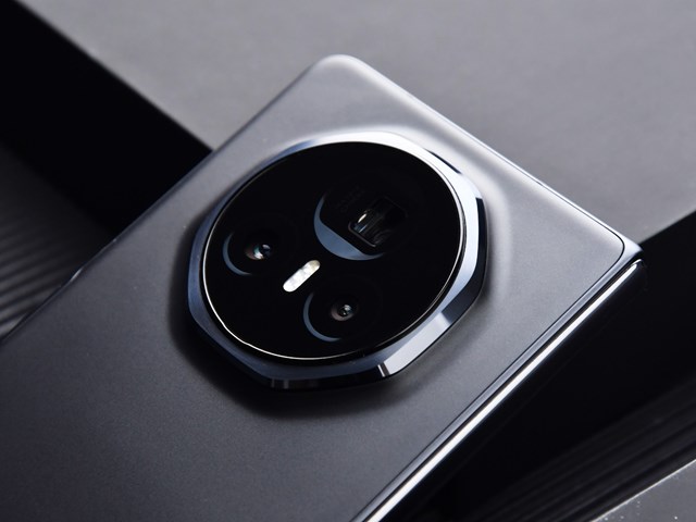 Cận cảnh chiếc smartphone gập mỏng nhẹ nhất thế giới, tới Galaxy Z Fold6 cũng phải &quot;ch&#224;o thua&quot; - Ảnh 14