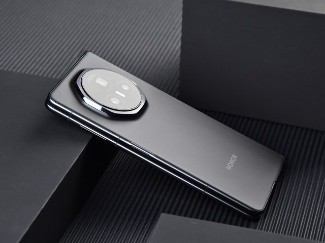 Cận cảnh chiếc smartphone gập mỏng nhẹ nhất thế giới, tới Galaxy Z Fold6 cũng phải &quot;ch&#224;o thua&quot; - Ảnh 2