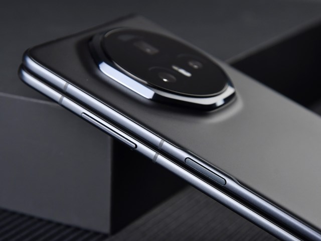 Cận cảnh chiếc smartphone gập mỏng nhẹ nhất thế giới, tới Galaxy Z Fold6 cũng phải &quot;ch&#224;o thua&quot; - Ảnh 13