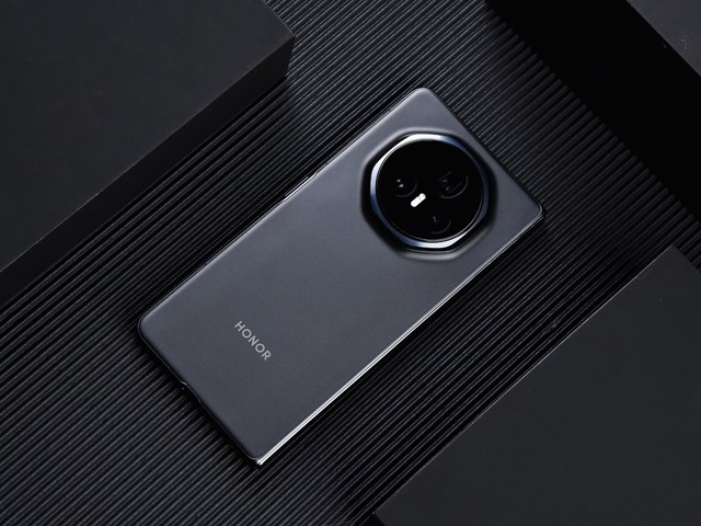 Cận cảnh chiếc smartphone gập mỏng nhẹ nhất thế giới, tới Galaxy Z Fold6 cũng phải &quot;ch&#224;o thua&quot; - Ảnh 1