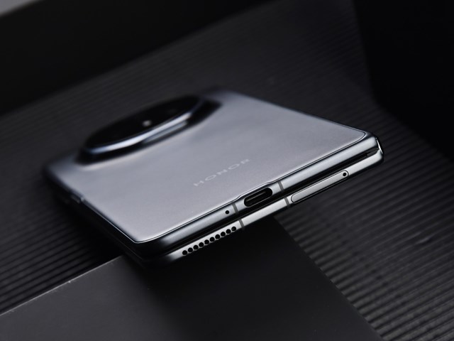 Cận cảnh chiếc smartphone gập mỏng nhẹ nhất thế giới, tới Galaxy Z Fold6 cũng phải &quot;ch&#224;o thua&quot; - Ảnh 10