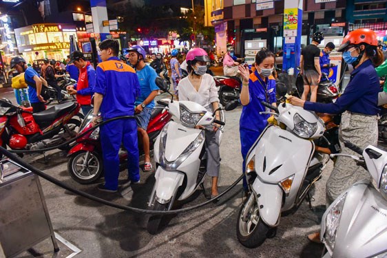 Người ti&ecirc;u d&ugrave;ng kỳ vọng sẽ được lợi khi thị trường&nbsp;b&aacute;n lẻ xăng dầu&nbsp;c&oacute; thể sẽ nới rộng cho nh&agrave; đầu tư ngoại tham gia. Ảnh: HOÀNG TRI&Ecirc;̀U