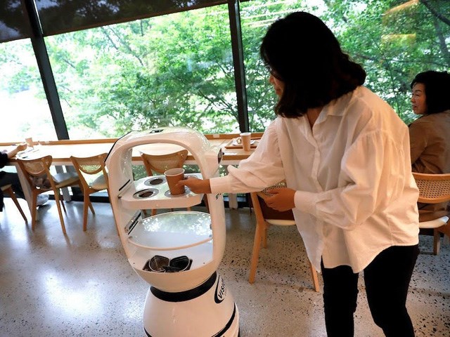 Robot l&agrave;m nh&acirc;n vi&ecirc;n qu&aacute;n c&agrave; ph&ecirc;.