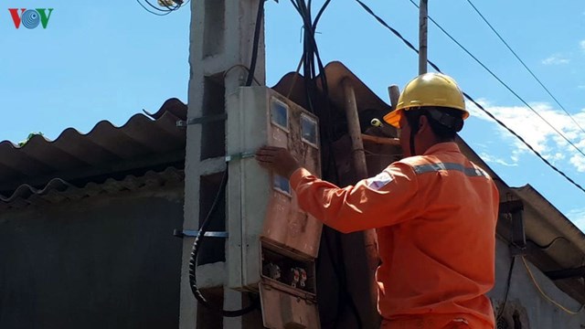 C&ocirc;ng nh&acirc;n ng&agrave;nh điện kiểm tra hoạt động của c&aacute;c c&ocirc;ng tơ điện.