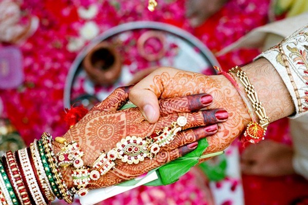 Ng&agrave;y cưới, c&ocirc; d&acirc;u được vẽ Henna l&ecirc;n tay v&agrave; ch&uacute; rể phải t&igrave;m được t&ecirc;n của m&igrave;nh ẩn sau n&oacute;.