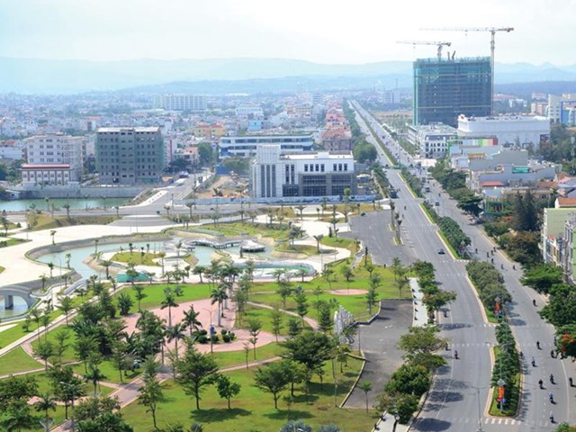 Đường H&ugrave;ng Vương l&agrave; trục xuy&ecirc;n t&acirc;m đ&ocirc; thị th&agrave;nh phố Tuy Ho&agrave; trở th&agrave;nh bệ đỡ cho nhiều dự &aacute;n nh&agrave; ở. Ảnh: Internet.