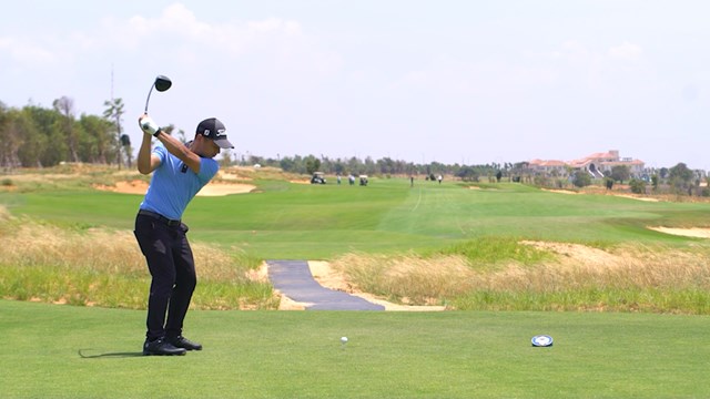 Golfer Phạm Minh Đức thi đ&acirc;́u ở giải NovaWorld Friendship 2021 tr&ecirc;n s&acirc;n PGA Ocean 18 h&ocirc;́ tại NovaWorld Phan Thiet. &nbsp;