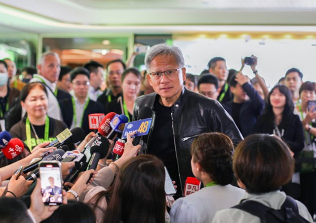 CEO Jensen Huang được giới truyền th&ocirc;ng săn đ&oacute;n ở Computex 2024. Ảnh: Khương Nha &nbsp;
