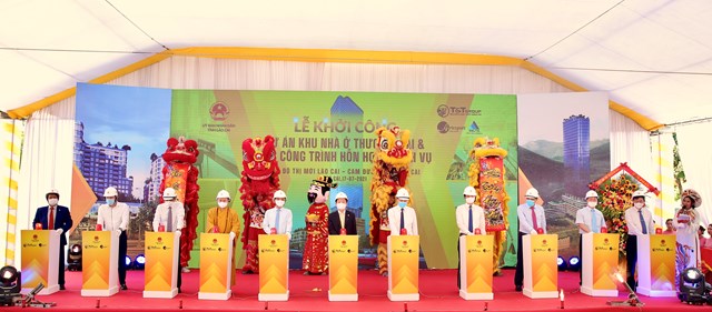 C&aacute;c đại biểu bấm n&uacute;t khởi c&ocirc;ng dự &aacute;n x&acirc;y dựng Khu nh&agrave; ở thương mại v&agrave; c&aacute;c c&ocirc;ng tr&igrave;nh hỗn hợp - dịch vụ, Khu đ&ocirc; thị mới L&agrave;o Cai - Cam Đường, th&agrave;nh phố L&agrave;o Cai.