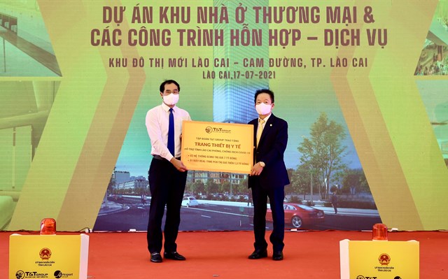 &Ocirc;ng Đỗ Quang Hiển, Chủ tịch HĐQT ki&ecirc;m Tổng Gi&aacute;m đốc Tập đo&agrave;n T&amp;T Group (b&ecirc;n phải) trao tặng trang thiết bị y tế hỗ trợ c&ocirc;ng t&aacute;c ph&ograve;ng, chống dịch Covid-19 cho &ocirc;ng Trịnh Xu&acirc;n Trường, Chủ tịch UBND tỉnh L&agrave;o Cai (b&ecirc;n tr&aacute;i).