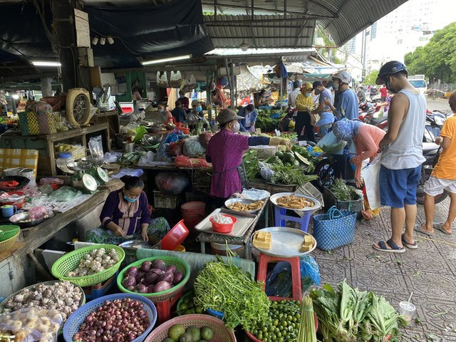 TP HCM th&#237; điểm chợ truyền thống hoạt động trở lại - Ảnh 1