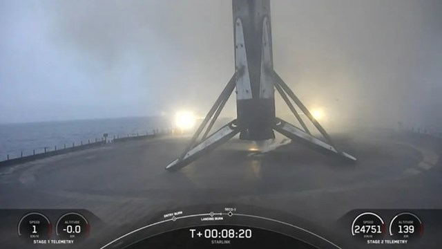 Ảnh chụp m&agrave;n h&igrave;nh n&agrave;y từ buổi ph&aacute;t s&oacute;ng trực tiếp về vụ ph&oacute;ng vệ tinh SpaceX Starlink ng&agrave;y 11/7 cho thấy sự t&iacute;ch tụ của băng oxy lỏng tr&ecirc;n tầng thứ hai của t&ecirc;n lửa Falcon 9. (Ảnh: SpaceX)