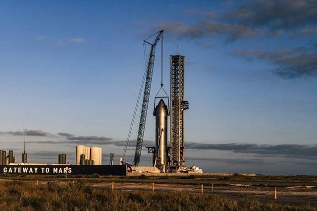 Một t&ecirc;n lửa Starship tại b&atilde;i ph&oacute;ng c&oacute; d&ograve;ng chữ "Gateway to Mars" ("Cửa ng&otilde; Sao Hỏa") - Ảnh: NEW YORK TIMES &nbsp;