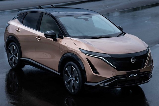 Lưới tản nhiệt truyền thống đ&atilde; được thay thế m&agrave; Nissan gọi l&agrave; "tấm khi&ecirc;n", với logo mới ở trung t&acirc;m. B&ecirc;n cạnh đ&oacute; l&agrave; dải đ&egrave;n pha LED để m&ocirc; phỏng giao diện chữ V đặc trưng của c&ocirc;ng ty.