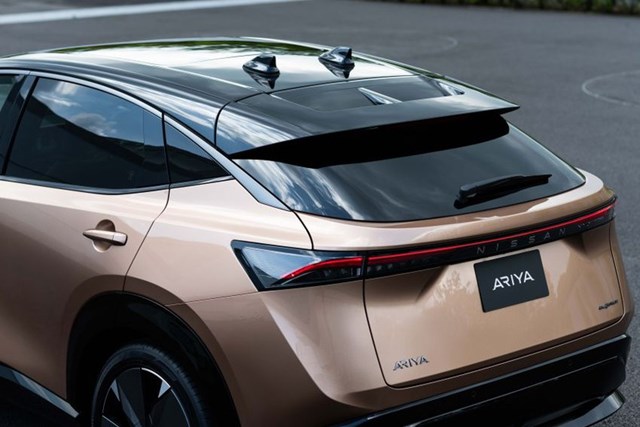 Ariya sẽ được b&aacute;n với 2 lựa chọn pin lithium-ion l&agrave; 63 kWh v&agrave; 87 kWh, cả hai đều được cung cấp với hệ dẫn động cầu sau hoặc bốn b&aacute;nh. Với biến thể pin nhỏ hơn, động cơ c&oacute; thể tạo ra c&ocirc;ng suất 215 m&atilde; lực v&agrave; m&ocirc;-men xoắn 300 Nm v&agrave; phạm vi di chuyển ước t&iacute;nh l&ecirc;n tới 450 km chỉ với 1 lần sạc, thời gian tăng tốc từ 0-100 km/h l&agrave; 7,5 gi&acirc;y.
