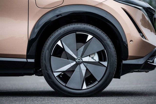 Nissan cho biết, với bộ sạc nhanh CHAdeMO tại Nhật Bản c&oacute; thể gi&uacute;p Ariya di chuyển được 375 km chỉ trong 30 ph&uacute;t sạc. B&aacute;nh xe hợp kim 19 inch theo ti&ecirc;u chuẩn.