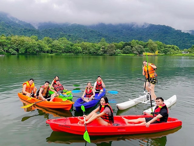 Thuyền kayak nhựa đ&uacute;c &ndash; sản phẩm nhập khẩu đầu ti&ecirc;n của Hai Water Sports đ&atilde; nhanh ch&oacute;ng chinh phục thị trường v&agrave; được kh&aacute;ch h&agrave;ng tin tưởng, y&ecirc;u th&iacute;ch &nbsp;