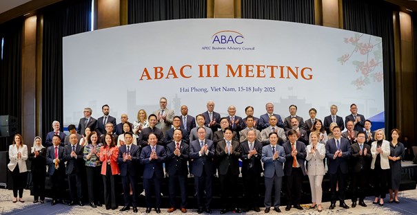 Chủ tịch nước Lương Cường chụp ảnh c&ugrave;ng c&aacute;c th&agrave;nh vi&ecirc;n ABAC