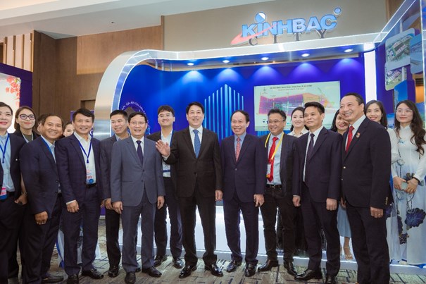 Chủ tịch nước Lương Cường thăm gian h&agrave;ng triển l&atilde;m của KBC trong khu&ocirc;n khổ c&aacute;c sự kiện b&ecirc;n lề Hội nghị