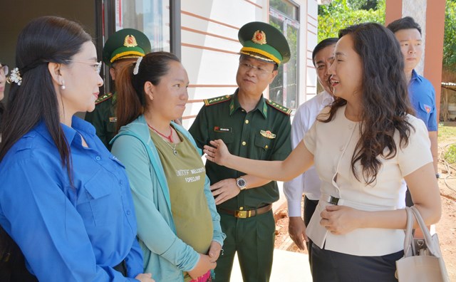 &nbsp;Chị S&ugrave;ng Thị Chao với niềm vui khi về nh&agrave; mới ki&ecirc;n cố &nbsp;