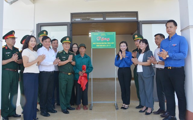 B&agrave; Trần Thị Thu Hiền, Ph&oacute; Tổng gi&aacute;m đốc Tập đo&agrave;n H&ograve;a Ph&aacute;t (thứ hai b&ecirc;n tr&aacute;i) c&ugrave;ng đại diện c&aacute;c cơ quan, đơn vị k&eacute;o biển kh&aacute;nh th&agrave;nh ng&ocirc;i nh&agrave; &ocirc;ng Th&agrave;o A Giấy